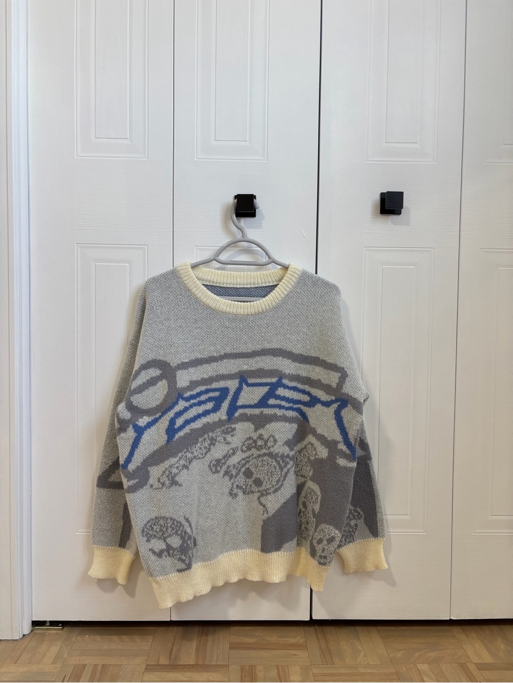 Women's Gray & Cream Graphic Crewneck Sweater with Blue Accent